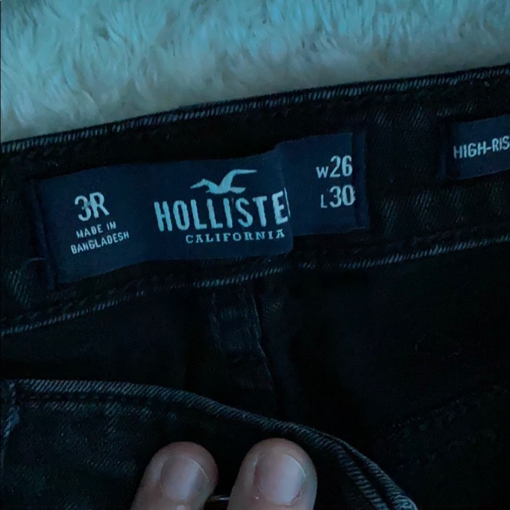HOLLISTER HIGH RISE RIPPED JEANS - Picture 5 of 5